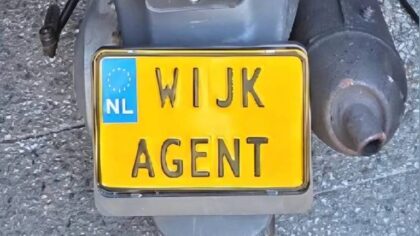 Agent in Helmond verrast door scooter die rondrijdt met bijzondere kentekenplaat