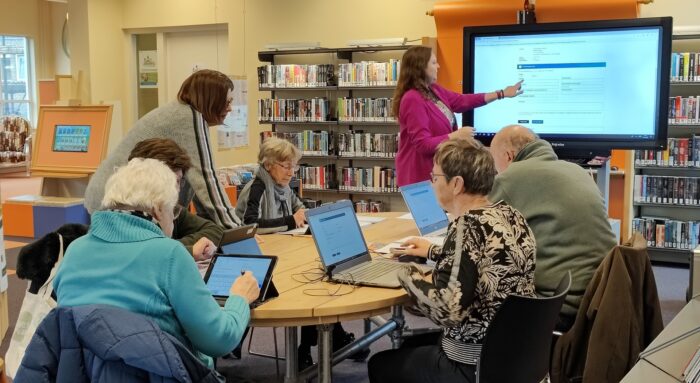 Cursus bij Bibliotheek Helmond maakt mensen digitaal vaardiger; ‘Iedereen zet stappen’