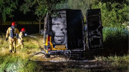 Bestelbus volledig uitgebrand in Helmond: brandstichting niet uitgesloten