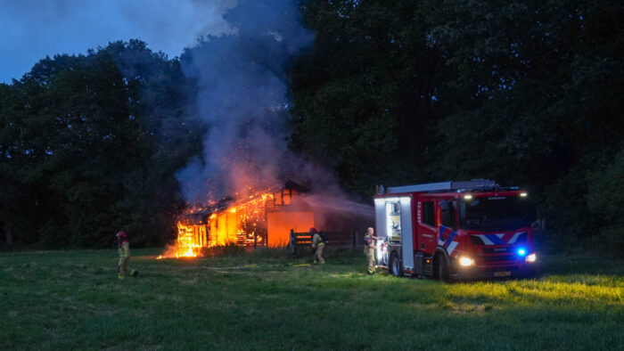 Stal aan de Rochadeweg gaat volledig in as op