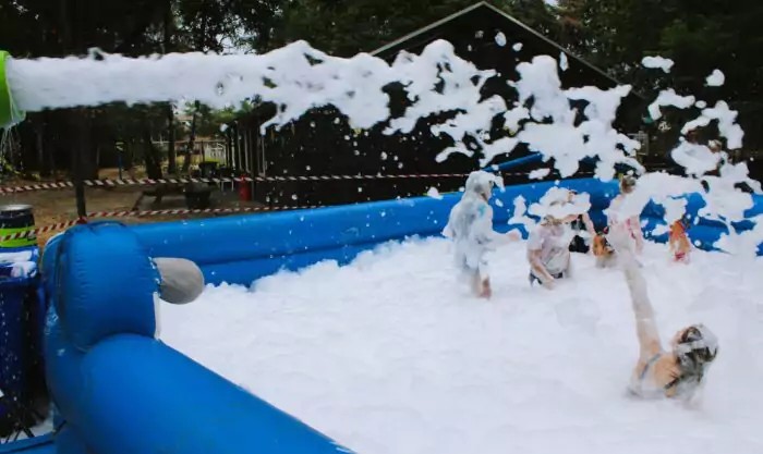 [FOTO’s] Jaarlijkse schuimpartij trekt veel kinderen naar Speeltuin De Rijpelroets