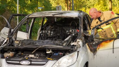 Auto vliegt spontaan in brand op de Nuenensedijk in Helmond