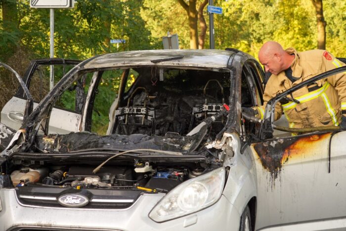 Auto vliegt spontaan in brand op de Nuenensedijk in Helmond