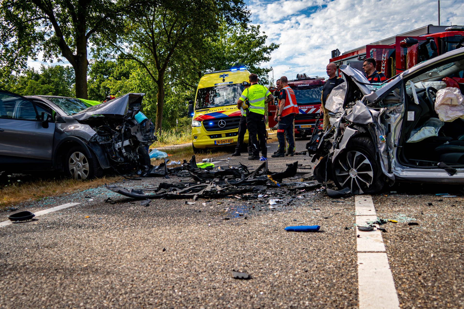 N612 tussen Helmond en Lierop dicht vanwege groot ongeluk, drie zwaargewonden