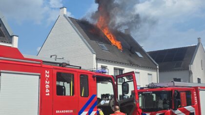 Dak van huis aan Heijdendonk vat vlam onder zonnepanelen