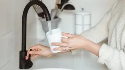 Brabant Water geeft code geel voor gebruik van drinkwater: korter douchen en niet overdag tuin sproeien