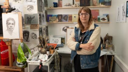 Portretschilder Lizet Dingemans uit Helmond toont werk in bekende Londense kunstgalerie