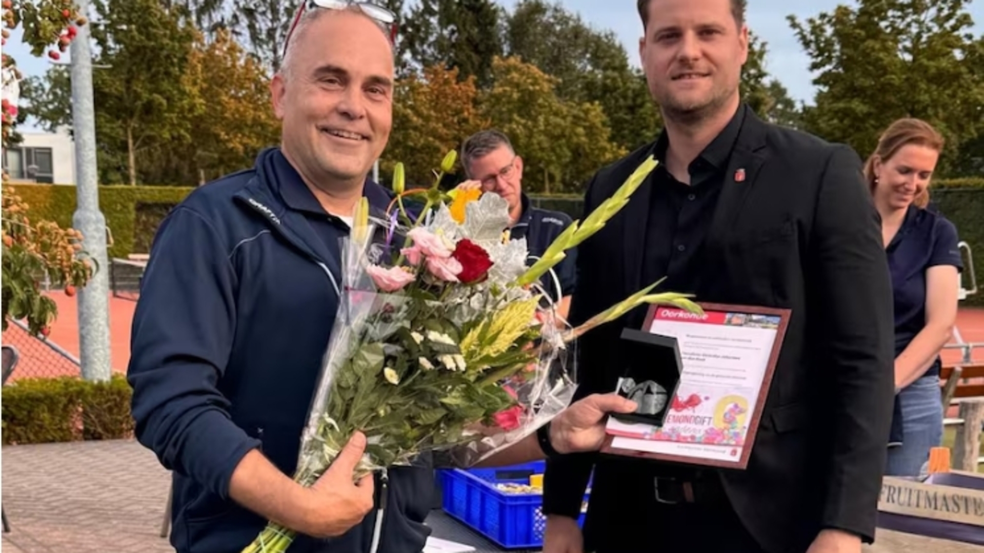 Barry van den Reek ontvangt vrijwilligerspenning tijdens jublieumfeest Tennisvereniging Carolus