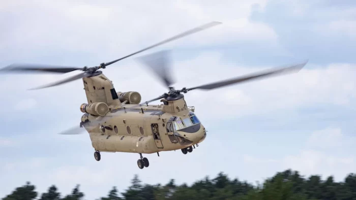 Koninklijke Luchtmacht oefent boven Helmond met militaire helikopters