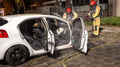 Auto op Oude Huys gaat volledig in vlammen op