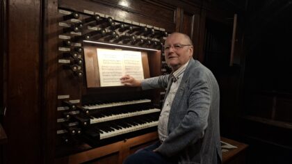 Al vijftig jaar hoedt organist Jan van de Laar het historische Robustelly-orgel in de Lambertuskerk