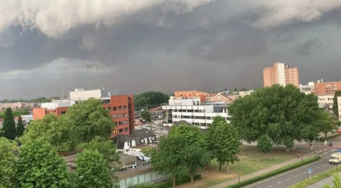 KNMI kondigt code geel af voor regio Helmond vanwege onweer en felle buien