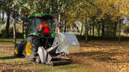 Gemeente Helmond pakt herfstbladeren aan met veeg- en zuigwagens