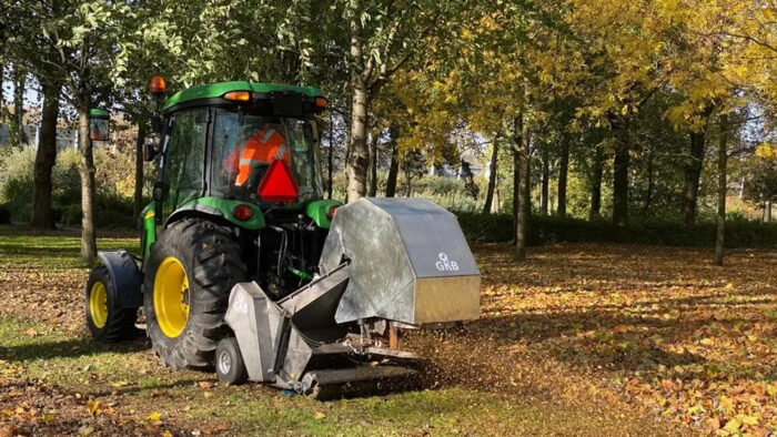 Gemeente Helmond pakt herfstbladeren aan met veeg- en zuigwagens