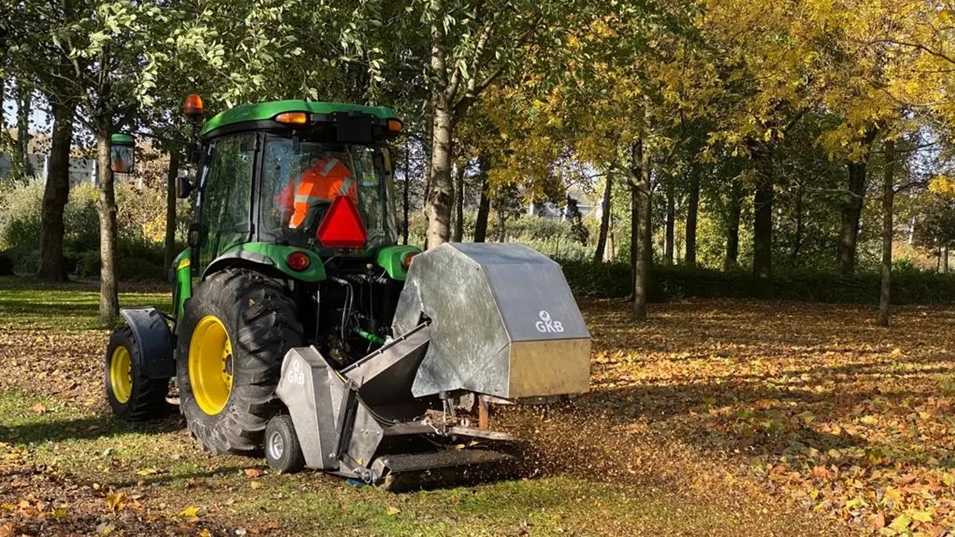 Gemeente Helmond pakt herfstbladeren aan met veeg- en zuigwagens