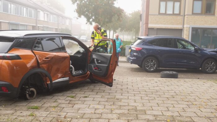 Botsing in woonwijk in Helmond-Oost: auto verliest wiel