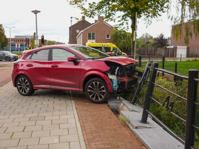 Auto komt op Oostende op verkeerde weghelft terecht en rijdt tegen hek