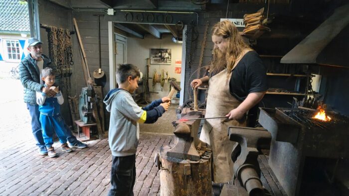 [FOTO’S] Aan het werk bij de smid op de Open Monumentendag in Jan Vissermuseum