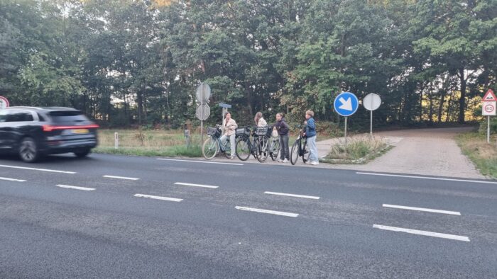Onveilige oversteekplaats Rijntjesdijk krijgt dit najaar een middeneiland: ‘Stap in de goede richting’