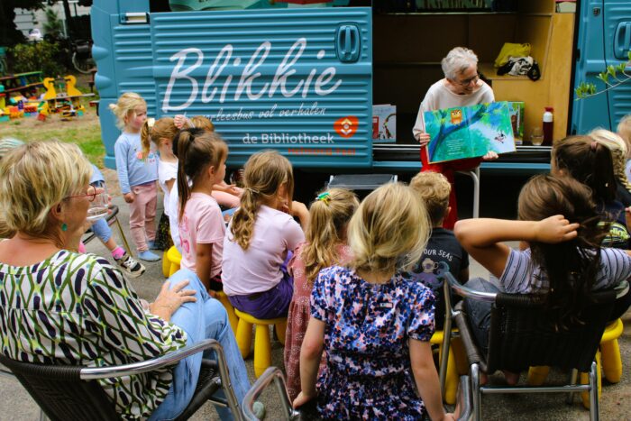 [FOTO’s] Kinderen in de Rijpelroets luisteren naar verhalen van mobiele voorleesbus Blikkie