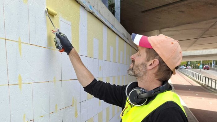 Nieuwe muurschildering verbindt Gandhi met Helmond: ‘Tint geïnspireerd op de Helmondse bodem’