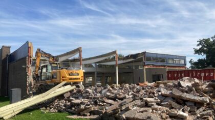 [FOTO’s] Sloop Goede Herderkerk in volle gang voor komst 48 sociale huurwoningen