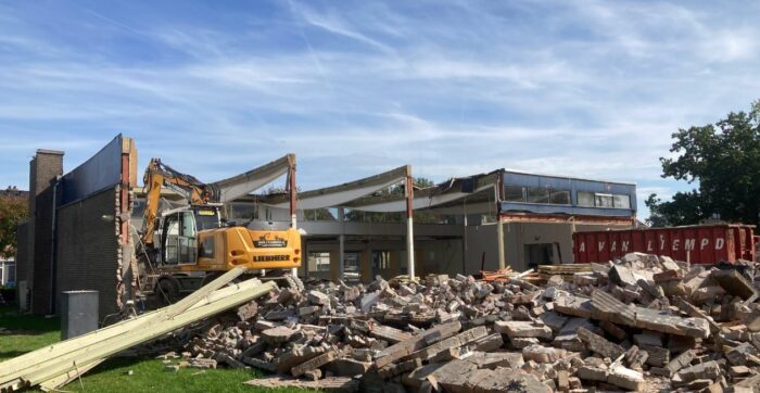 [FOTO’s] Sloop Goede Herderkerk in volle gang voor komst 48 sociale huurwoningen