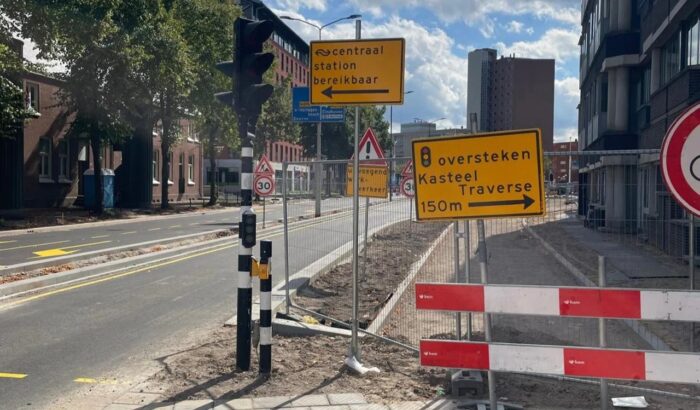 Oversteekplaats Zuidende aan de Kasteel-Traverse in Helmond weer open voor autoverkeer