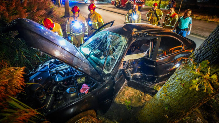 Bestuurder vliegt met auto uit de bocht en eindigt tegen een boom