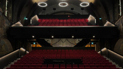 Speelhuis vervangt theaterstoelen en schenkt deel aan Oekraïne