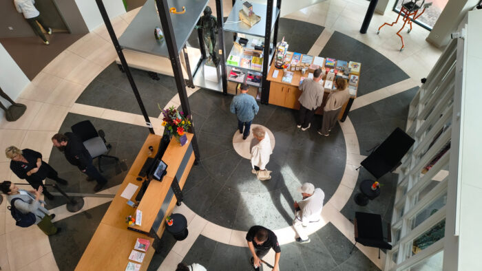 [FOTO’S] Heropening Kunsthal Helmond trekt publiek van jong tot oud