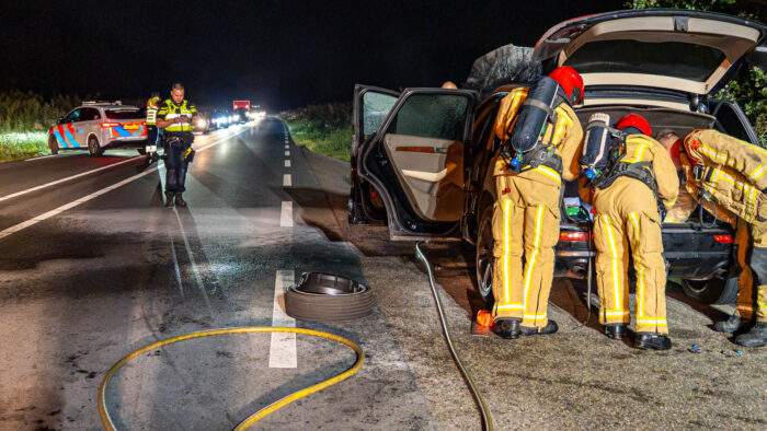 Inzittenden op tijd uit brandende auto op de N279