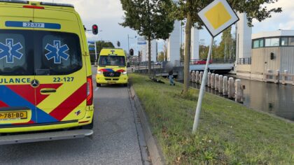 Jori redt slachtoffer uit kanaal in Helmond, maar verliest daarbij zijn ambulancesleutels: ‘Nog nooit meegemaakt’