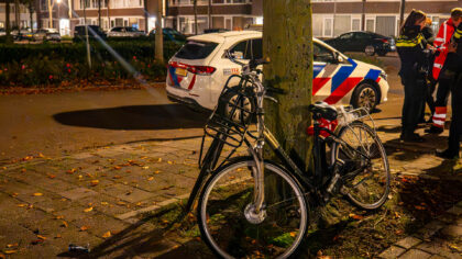 Getuigen gezocht van aanrijding auto met twee fietsers in Van Galenstraat