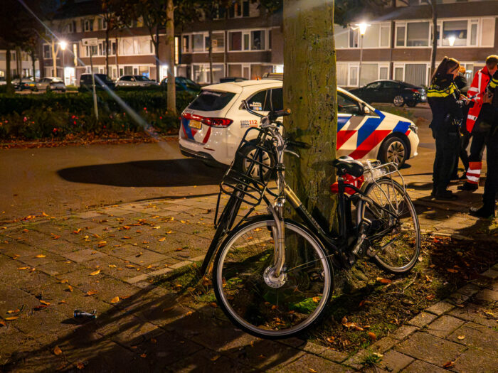 Getuigen gezocht van aanrijding auto met twee fietsers in Van Galenstraat