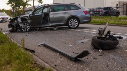 Flinke ravage na botsing tussen twee auto’s op de Varenschut in Helmond