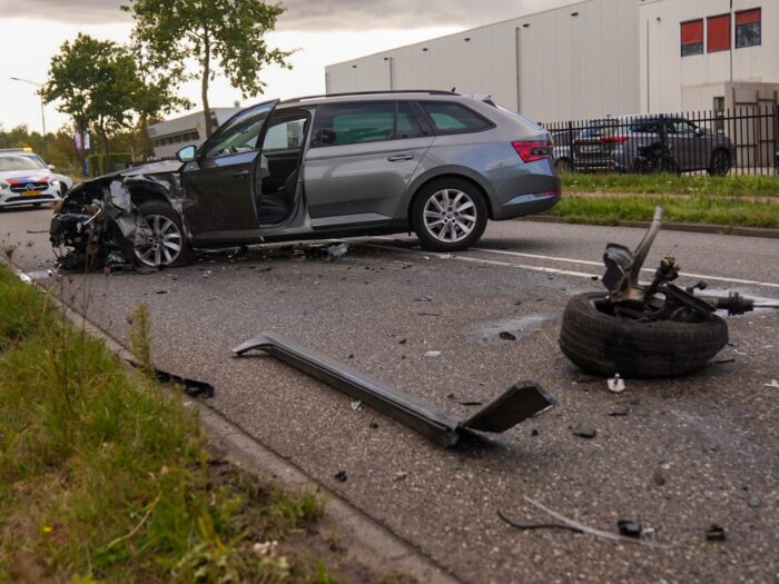 Flinke ravage na botsing tussen twee auto’s op de Varenschut in Helmond