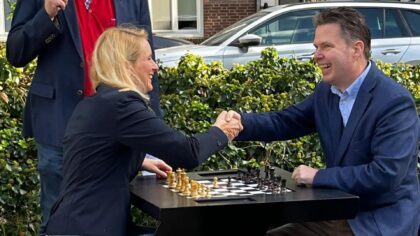 Schaaktafels in Brandevoort als nieuwe ontmoetingsplek: ‘Ik speel graag een potje mee’