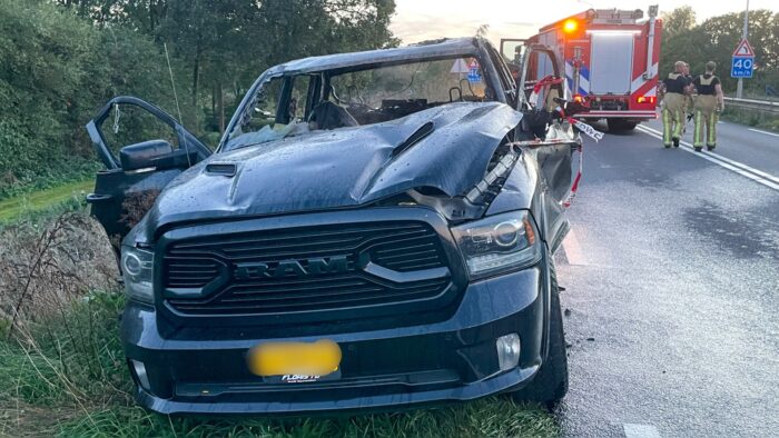 Auto vliegt in brand tijdens het rijden