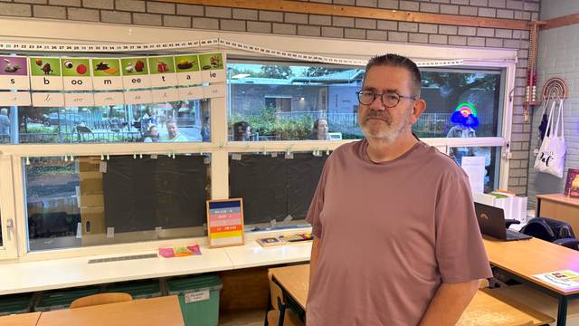 Steen door ruit van klaslokaal groep 3 in Mierlo-Hout, lessen gaan door