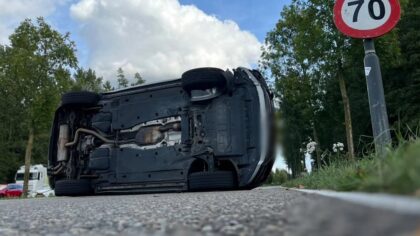 Auto op zijn kant na ongeval op N270 bij Brandevoort