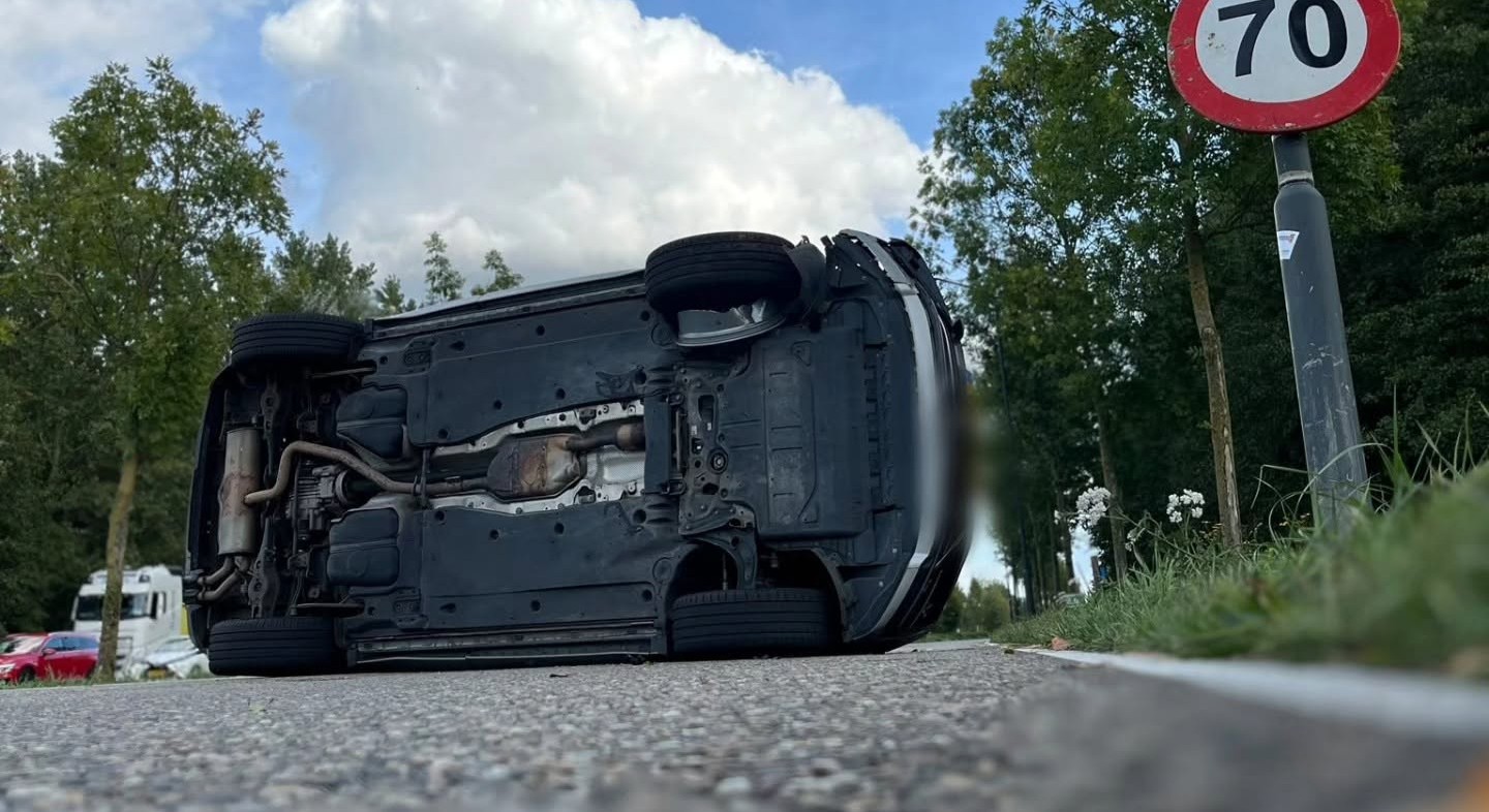 Auto op zijn kant na ongeval op N270 bij Brandevoort