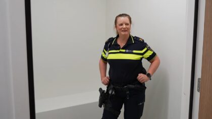 [VIDEO] Binnenkijken in het nieuwe politiebureau van Helmond: ‘Dit is de meest ongezellige ruimte’