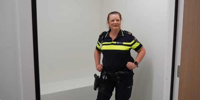 [VIDEO] Binnenkijken in het nieuwe politiebureau van Helmond: ‘Dit is de meest ongezellige ruimte’