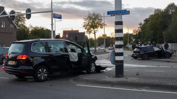 Veel schade bij ongeval op de Julianalaan