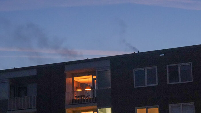 Brandweer op pad voor een rokende schoorsteen in de Vinkelaan